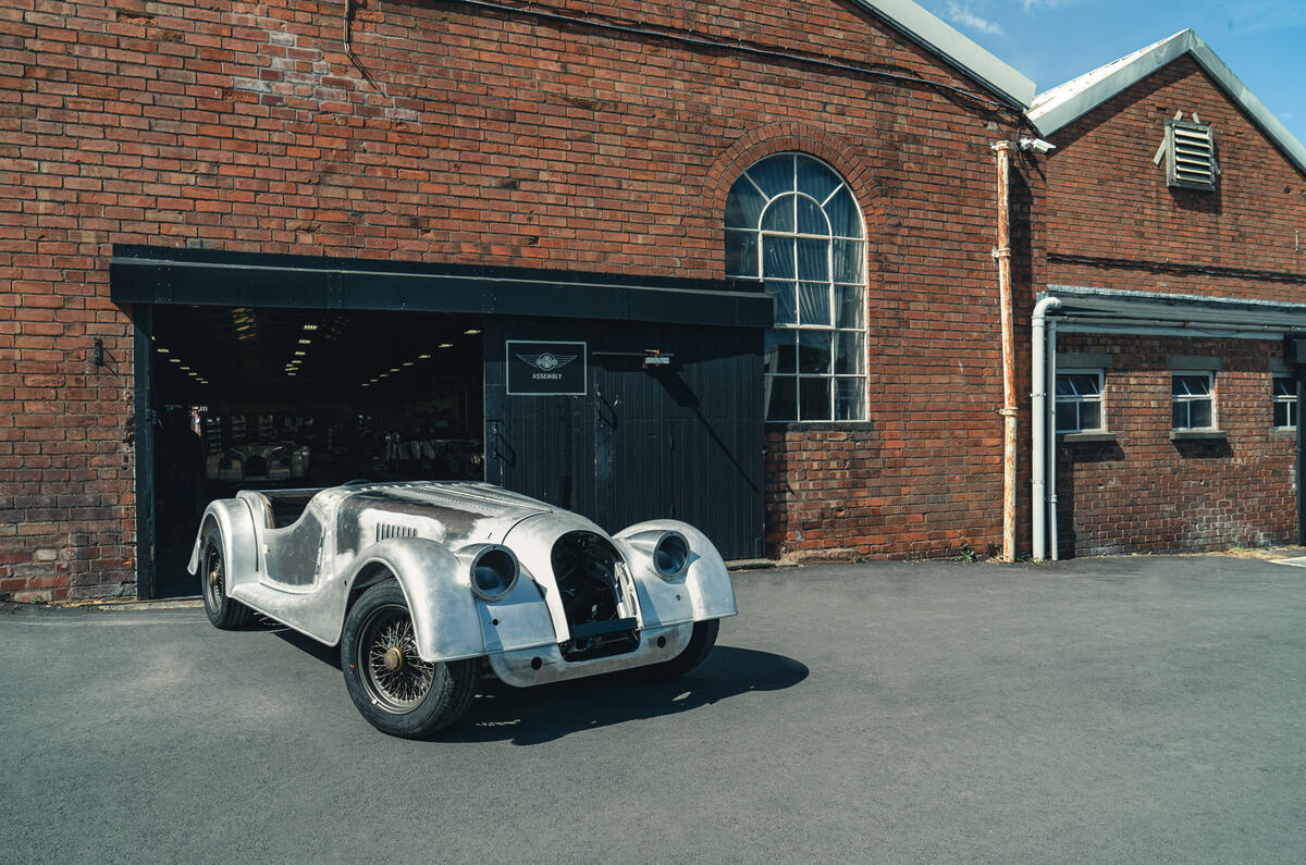 [Actualité] Morgan - Page 2 Last_steel_chassis_morgan_outside_workshops_at_pickersleigh_road