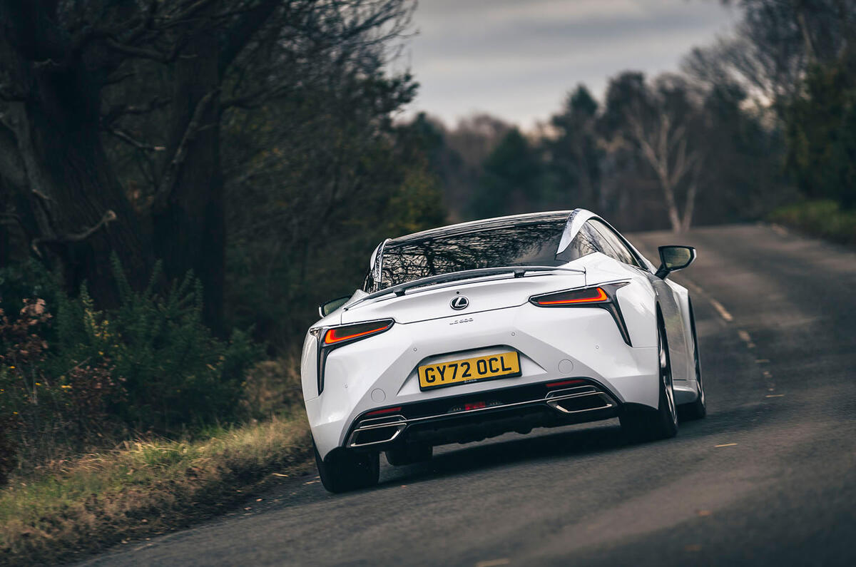 revue lexus lc5 2023 05 virage arrière