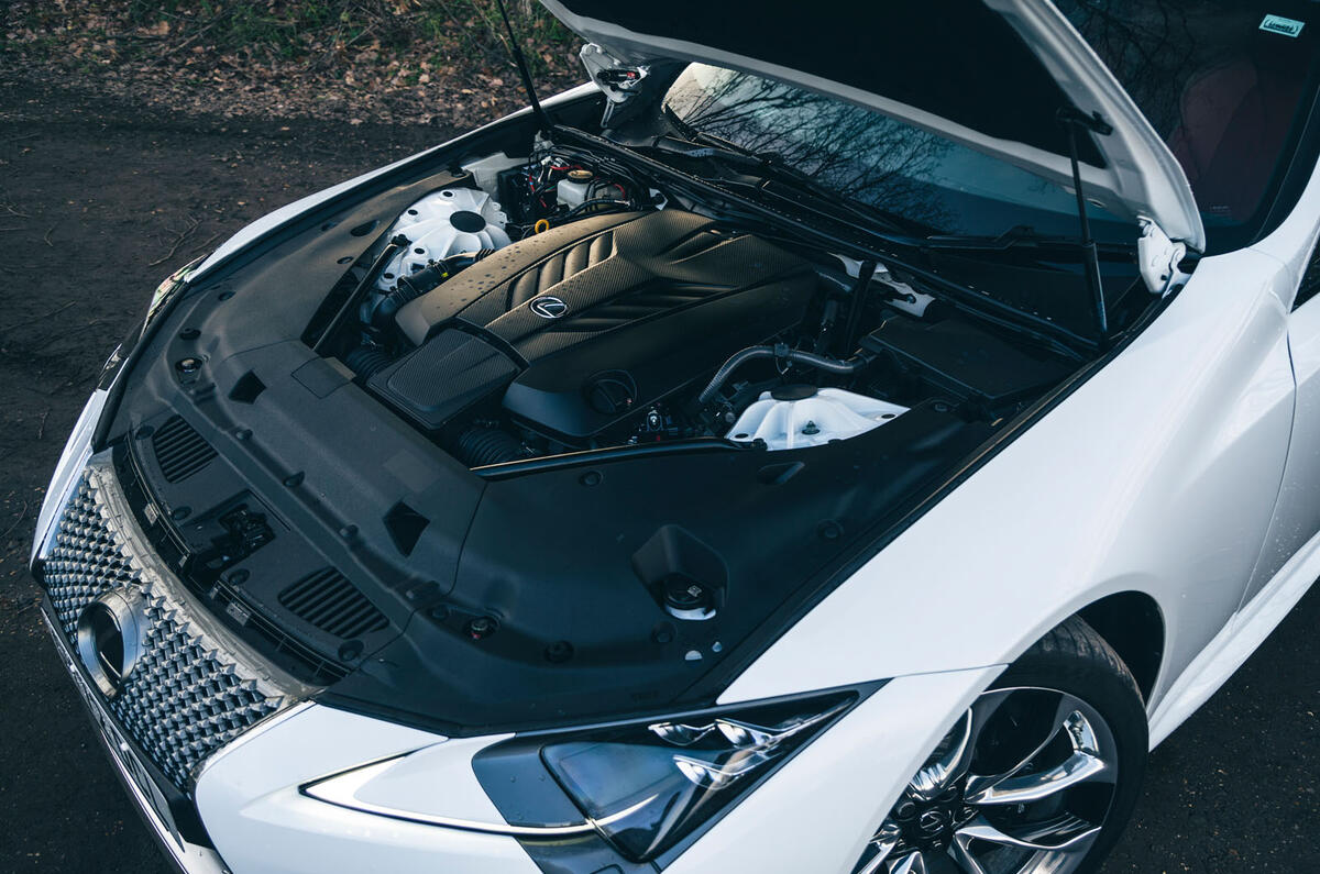 revue lexus lc5 2023 19 moteur