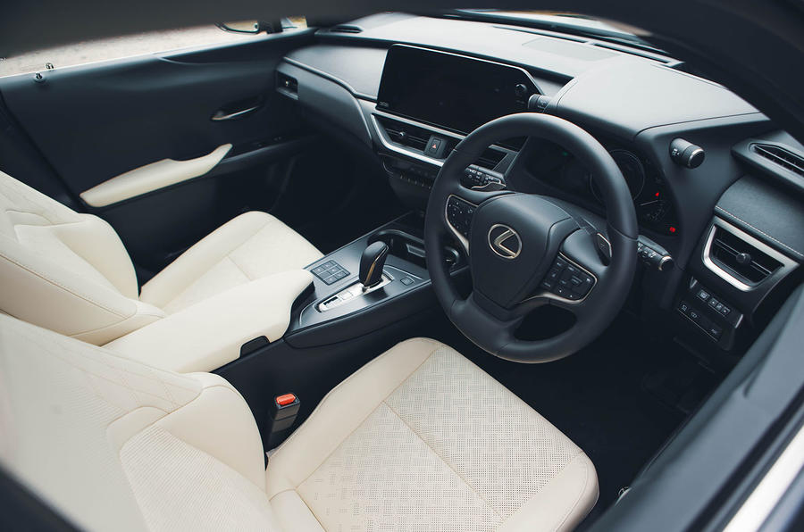 Lexus UX300e sièges avant