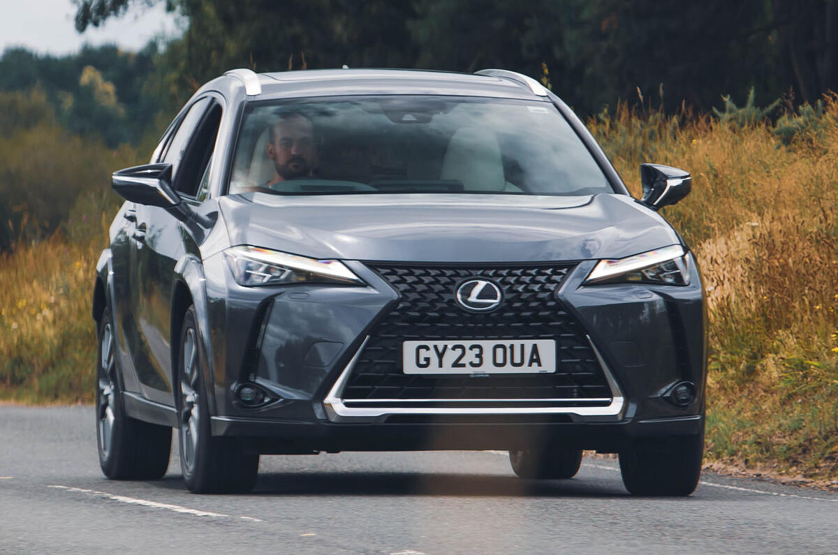 Lexus UX300e trois quarts avant conduite