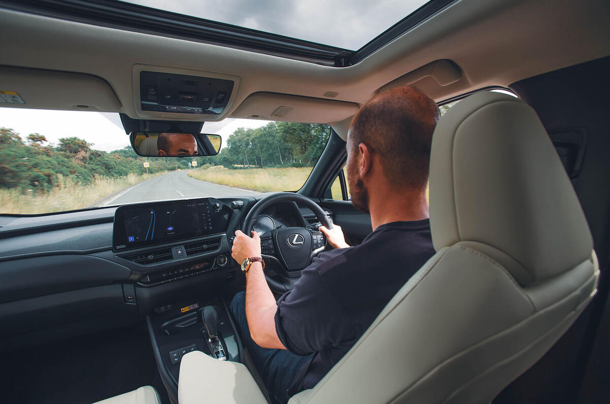 Lexus UX300e conduite intérieure