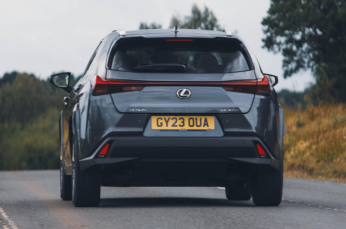 Lexus UX300e arrière trois quarts conduite