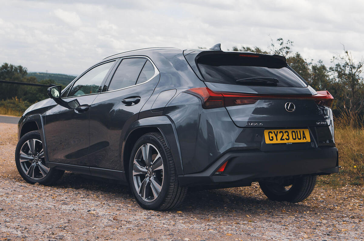 Lexus UX300e trois quarts arrière statique