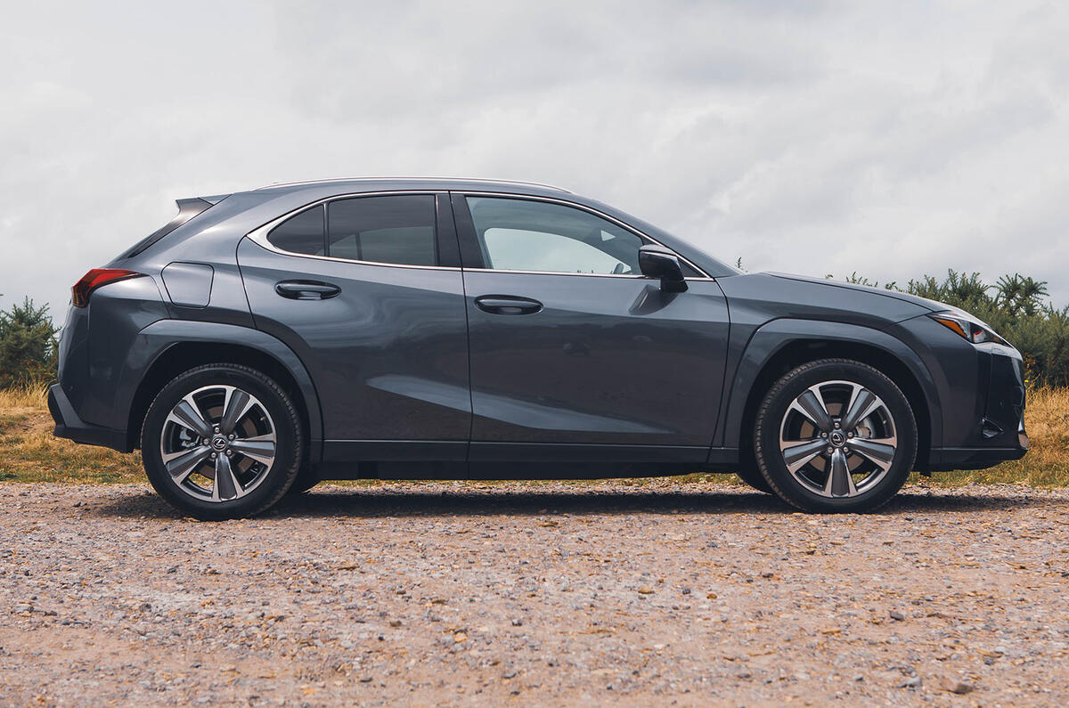 Lexus UX300e côté