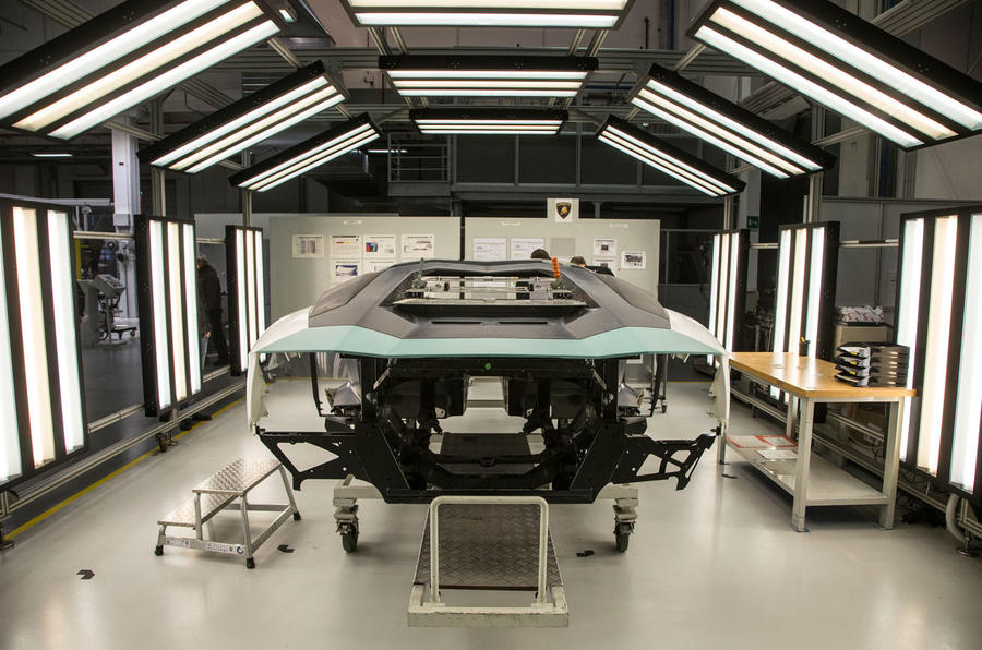 How to repair a crashed Lamborghini Aventador’s carbonfibre monocoque