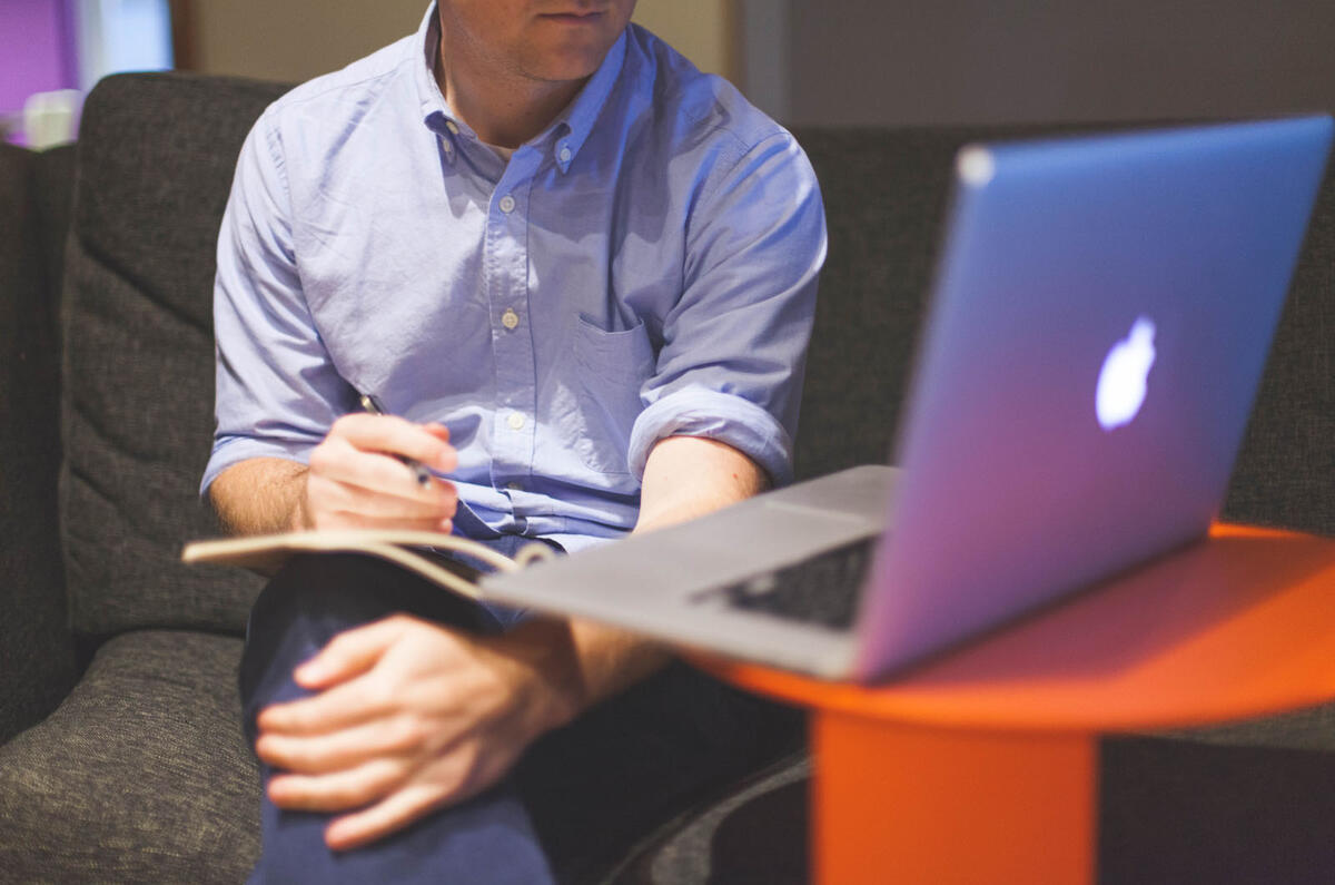 man notes macbook computer