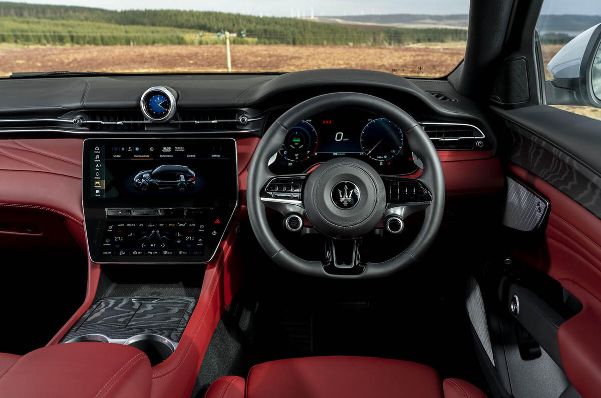 Maserati Grecale GT straight dash