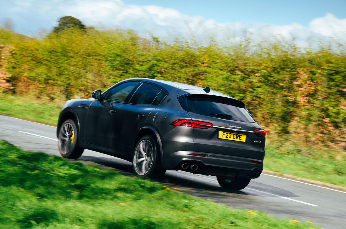 masrati grecale review 2023006 panning rear