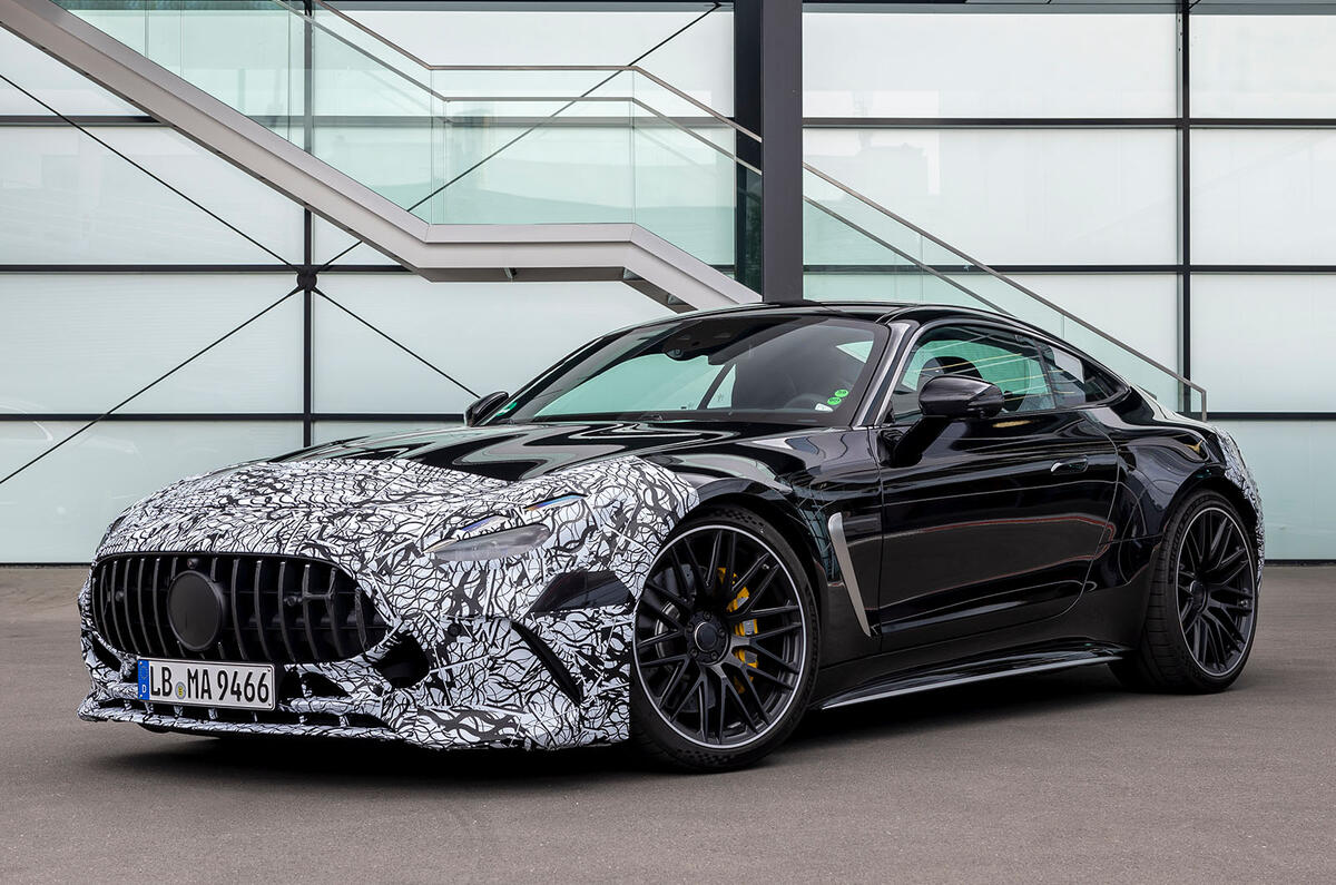 Mercedes AMG GT tres cuartos delanteros estáticos