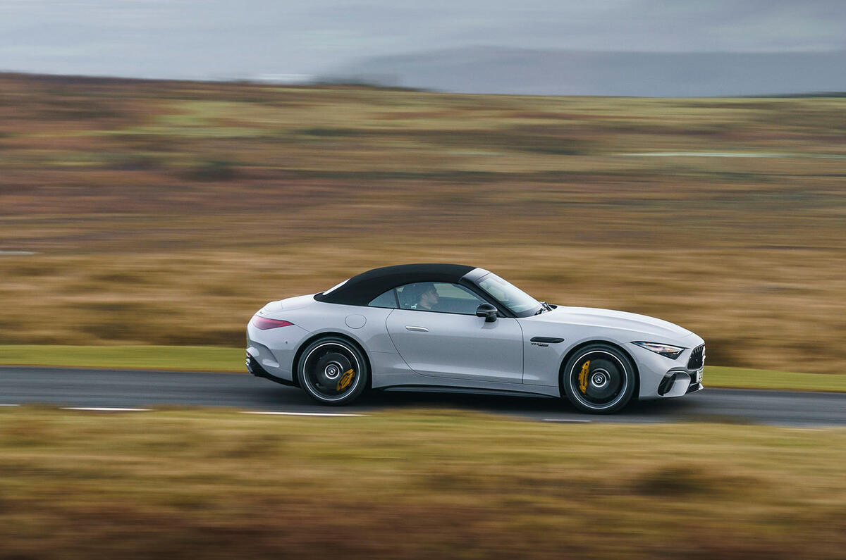 mercedes amg sl63 2023 004 panning rrof up