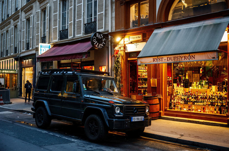 Mercedes G Wagen припаркован в Париже