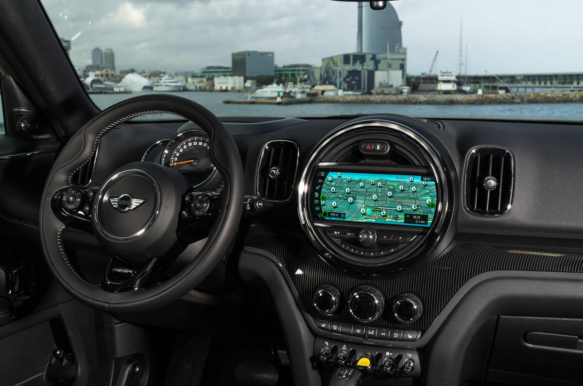 Mini Countryman S E Cooper All4 dashboard