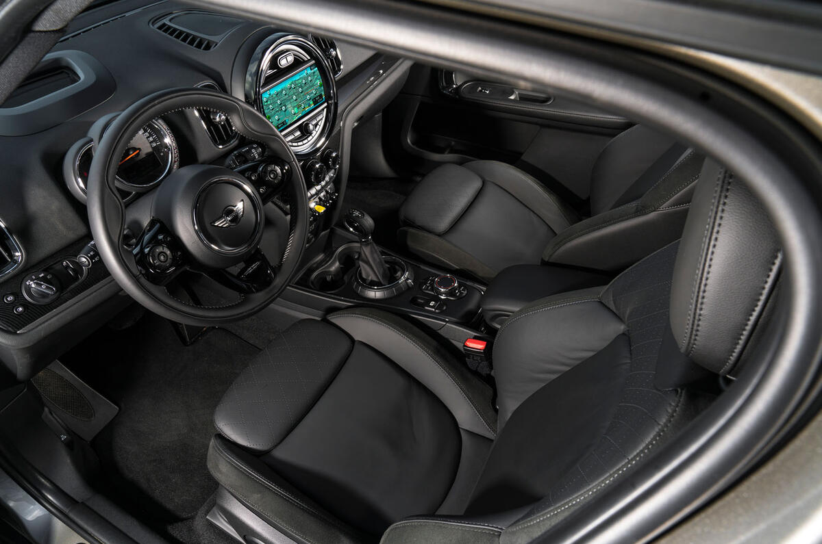 Mini Countryman S E Cooper All4 front seats