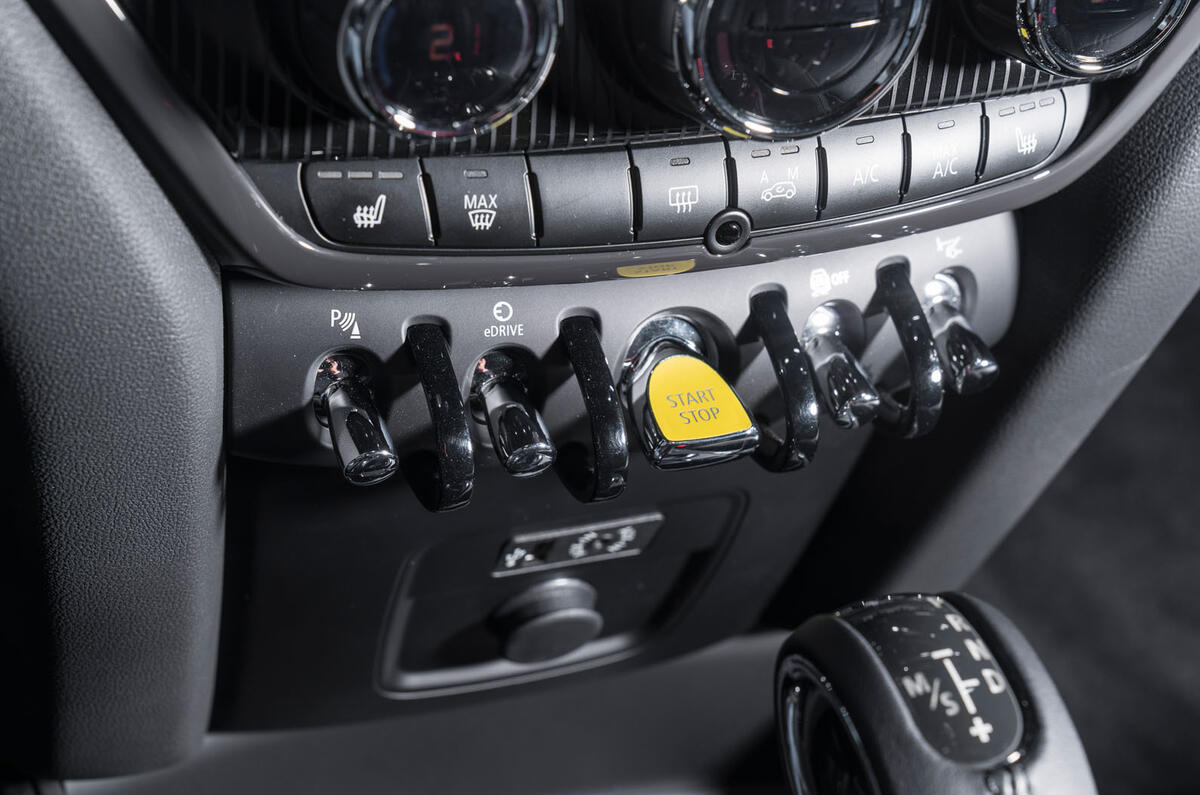 Mini Countryman S E Cooper All4 centre console