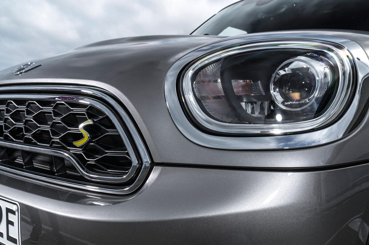 Mini Countryman S E Cooper All4 headlights