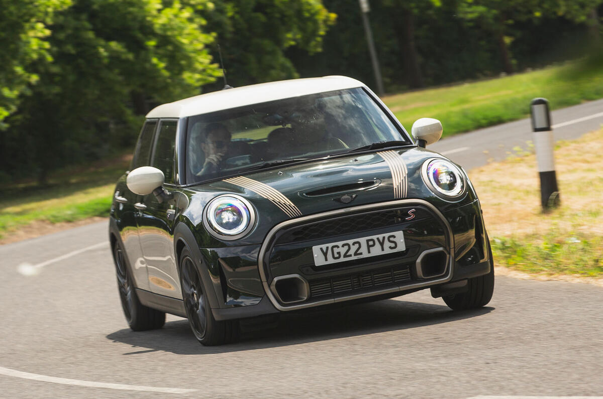 Отслеживание переднего квартала Mini Cooper S 2022 г.