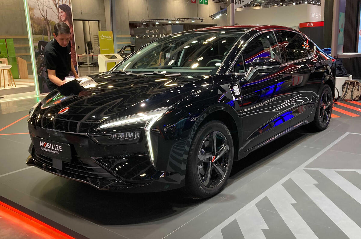 mobilize-limo-2022-front-quarter-paris-motor-show.jpg