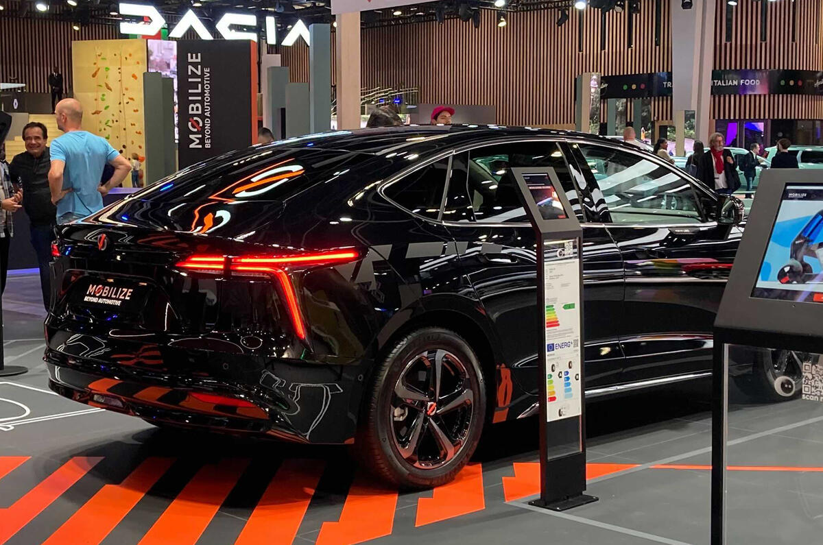 mobilize-limo-2022-rear-quarter-paris-motor-show.jpg