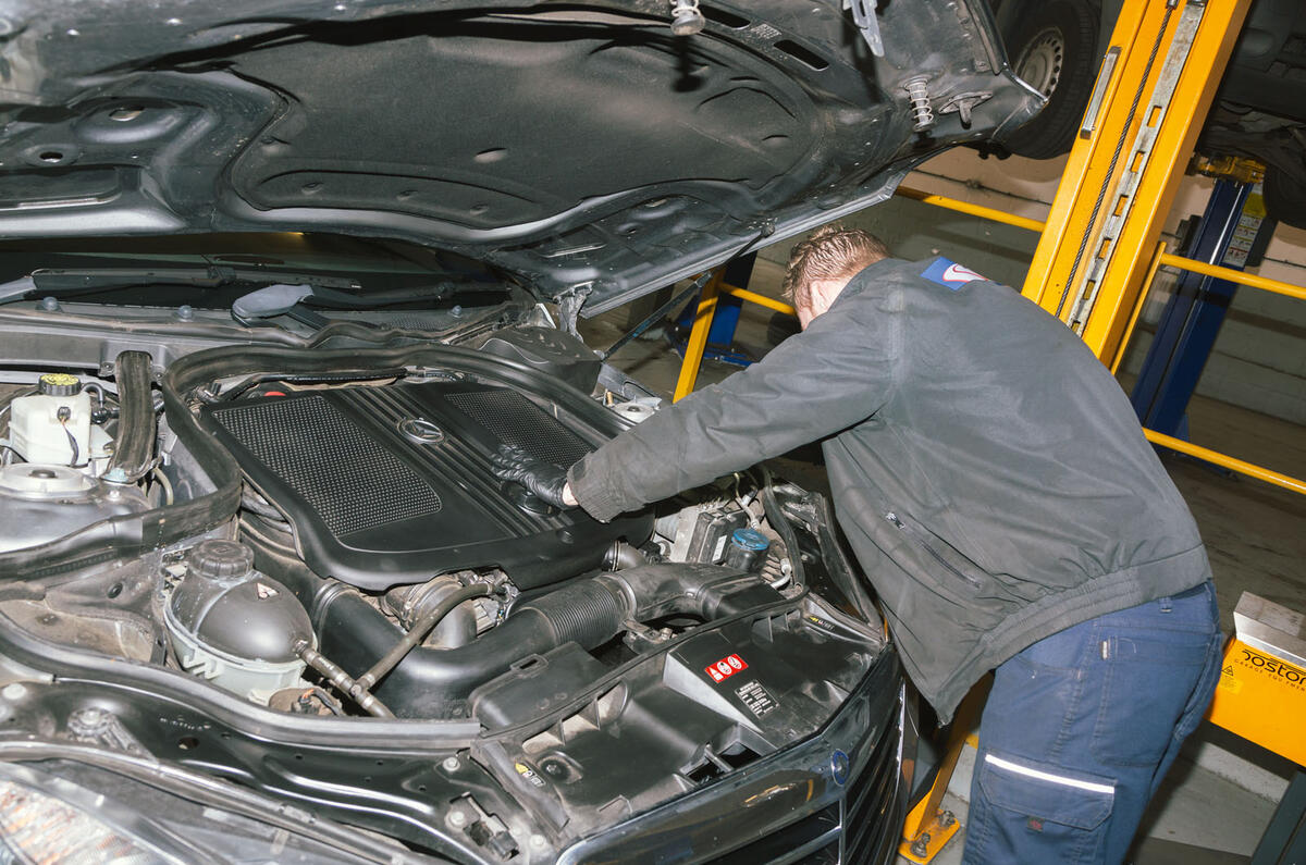 Motest car testing - engine inspection