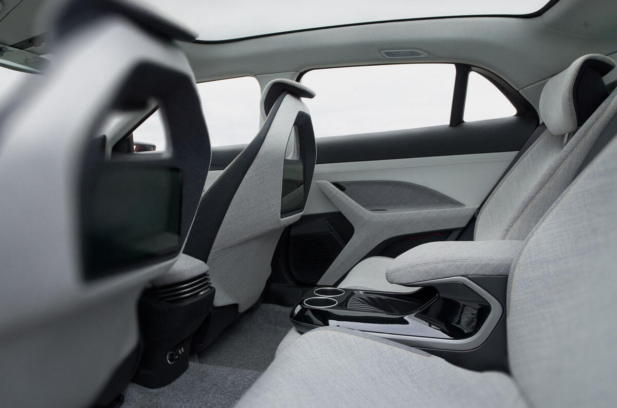 NEVS Emily GT interior trasero 2023