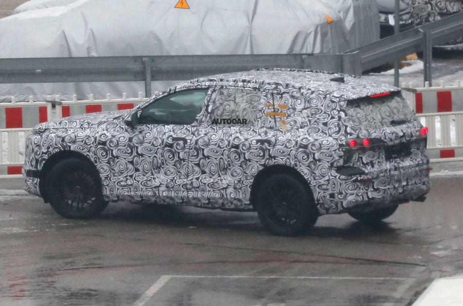 Новый Audi Q7 сбоку
