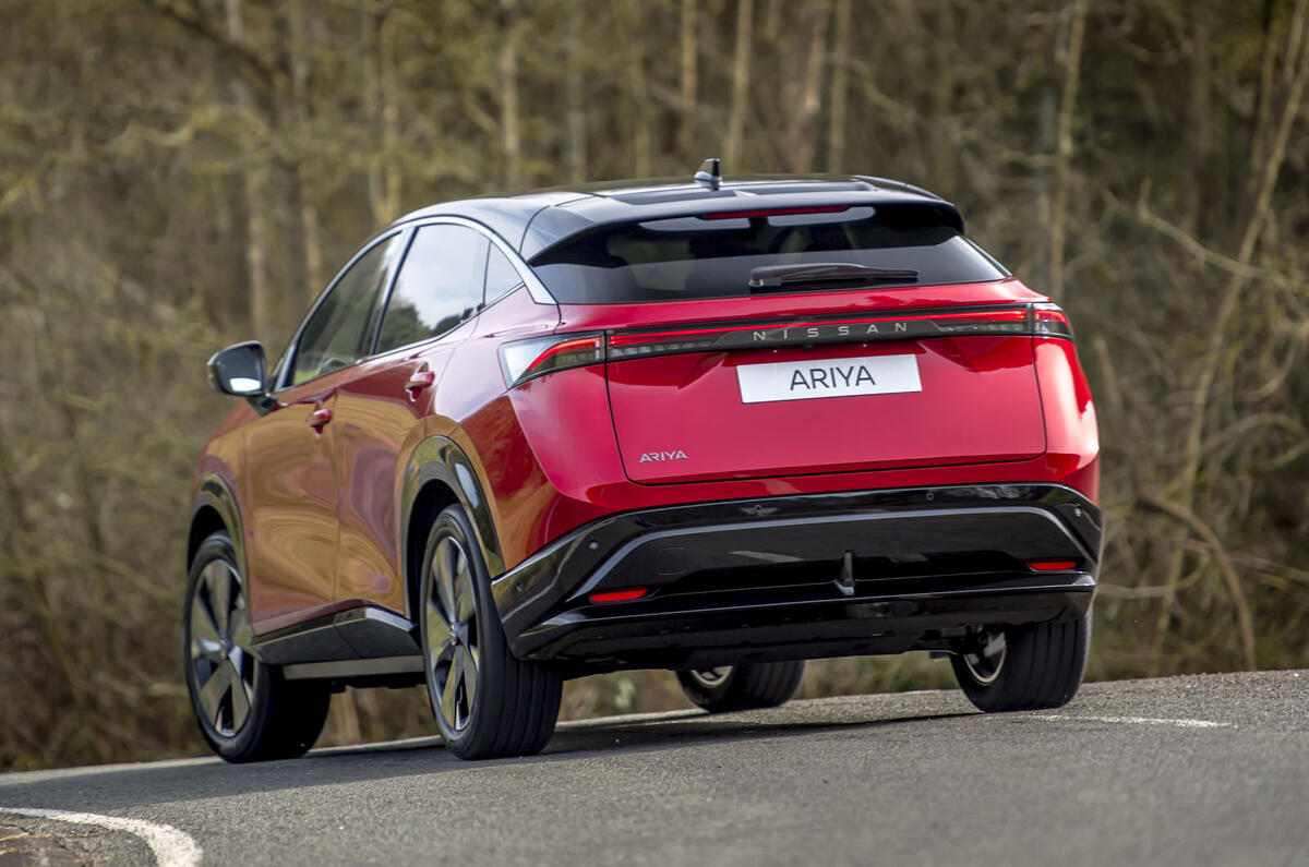 Nissan Ariya Rouge en virage arrière bas