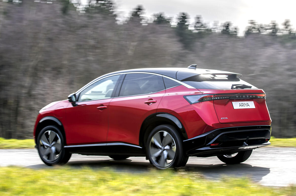 Nissan Ariya Rouge en virage arrière