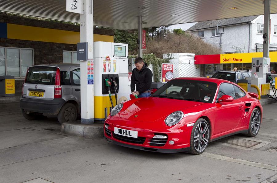 Porsche 911 Turbo - filling up 