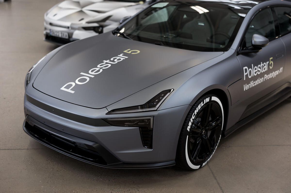 Cierre del cuarto delantero del prototipo Polestar 5 2023