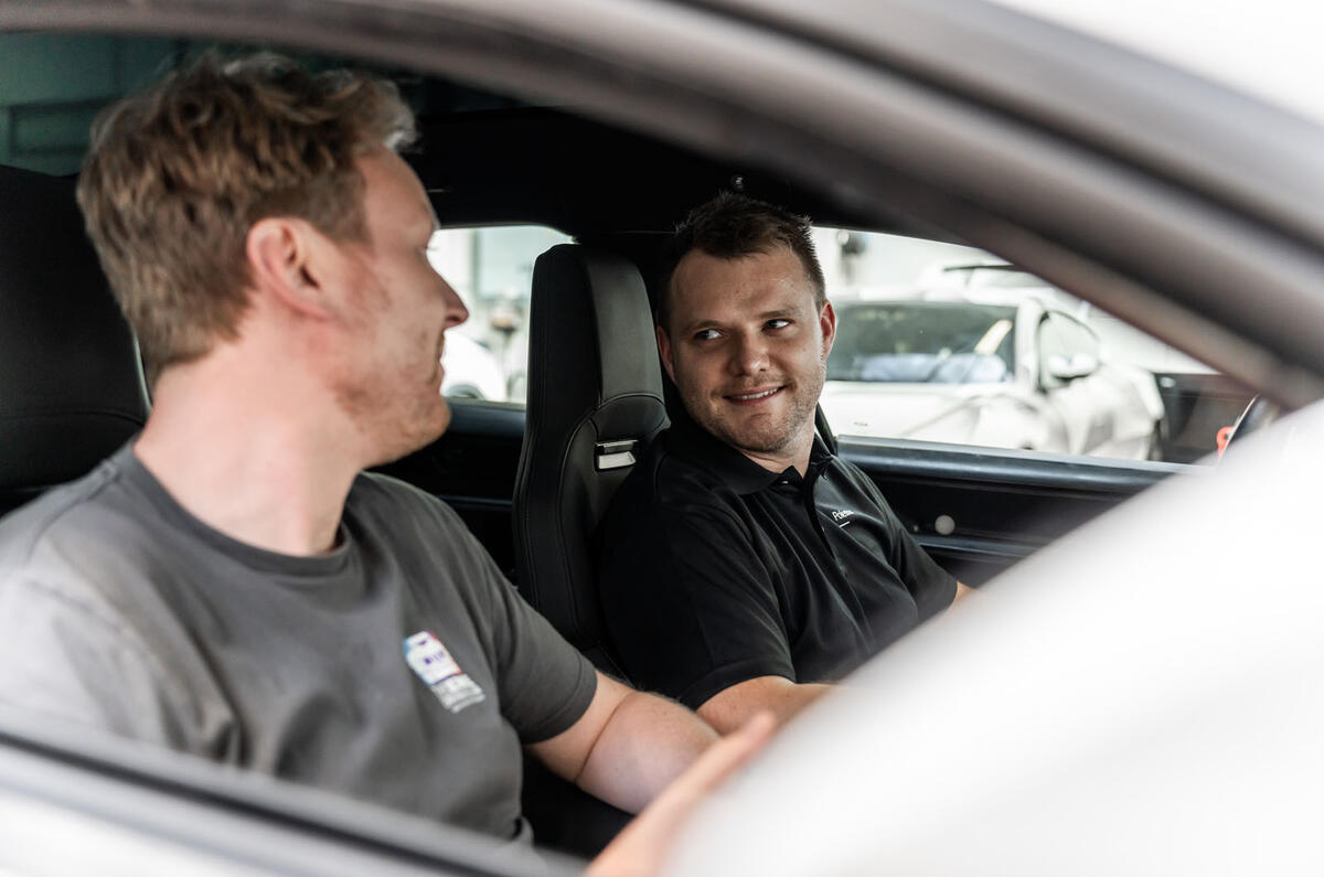 Prototipo Polestar 5 2023 Richard Lane L con Chris Baguely R
