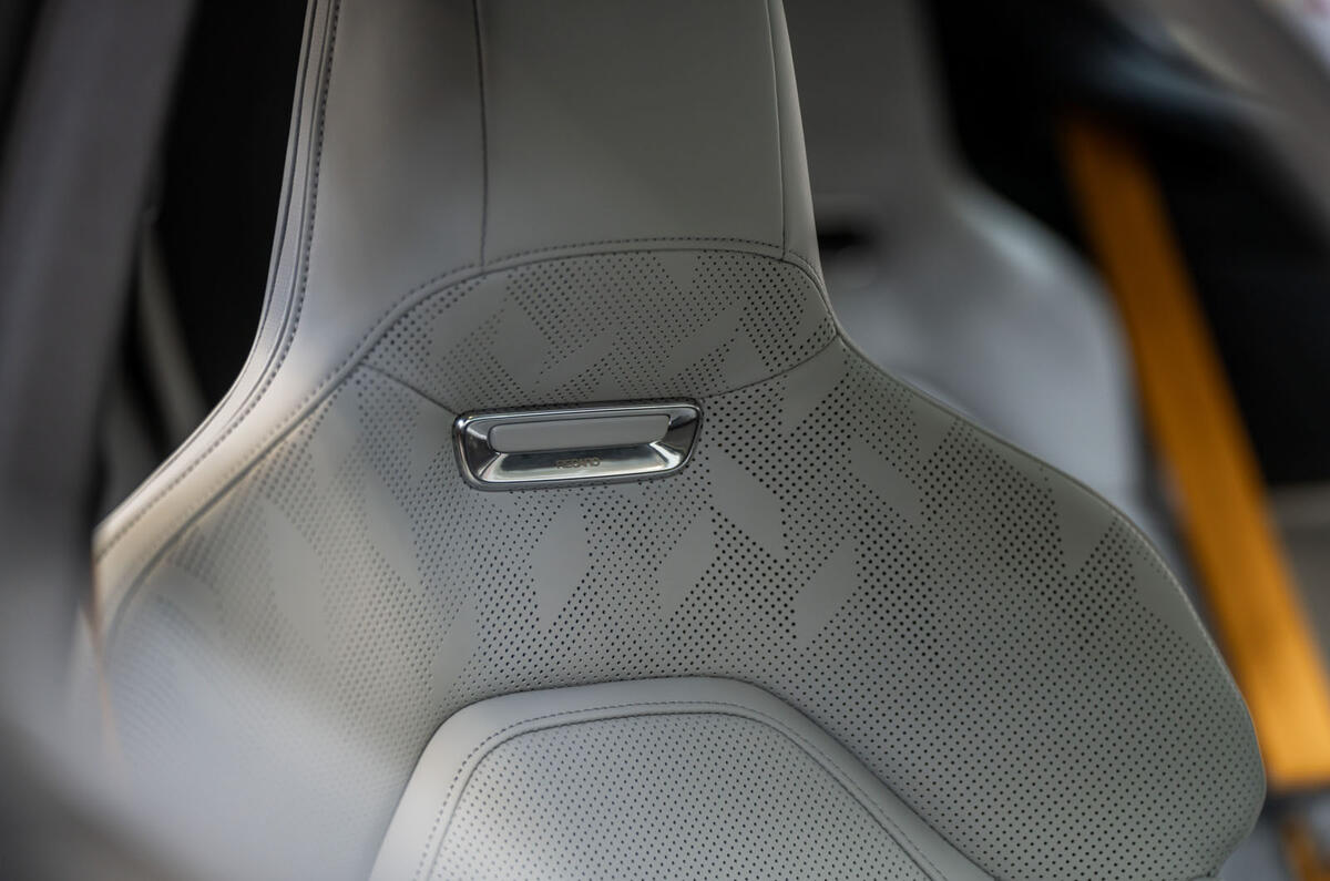 Detalle del asiento del prototipo Polestar 5 2023