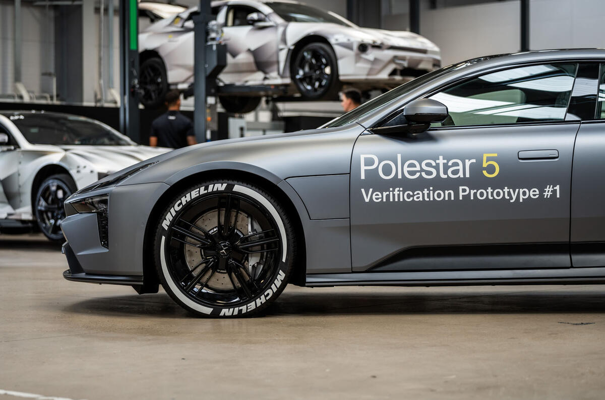Detalle lateral del prototipo Polestar 5 2023