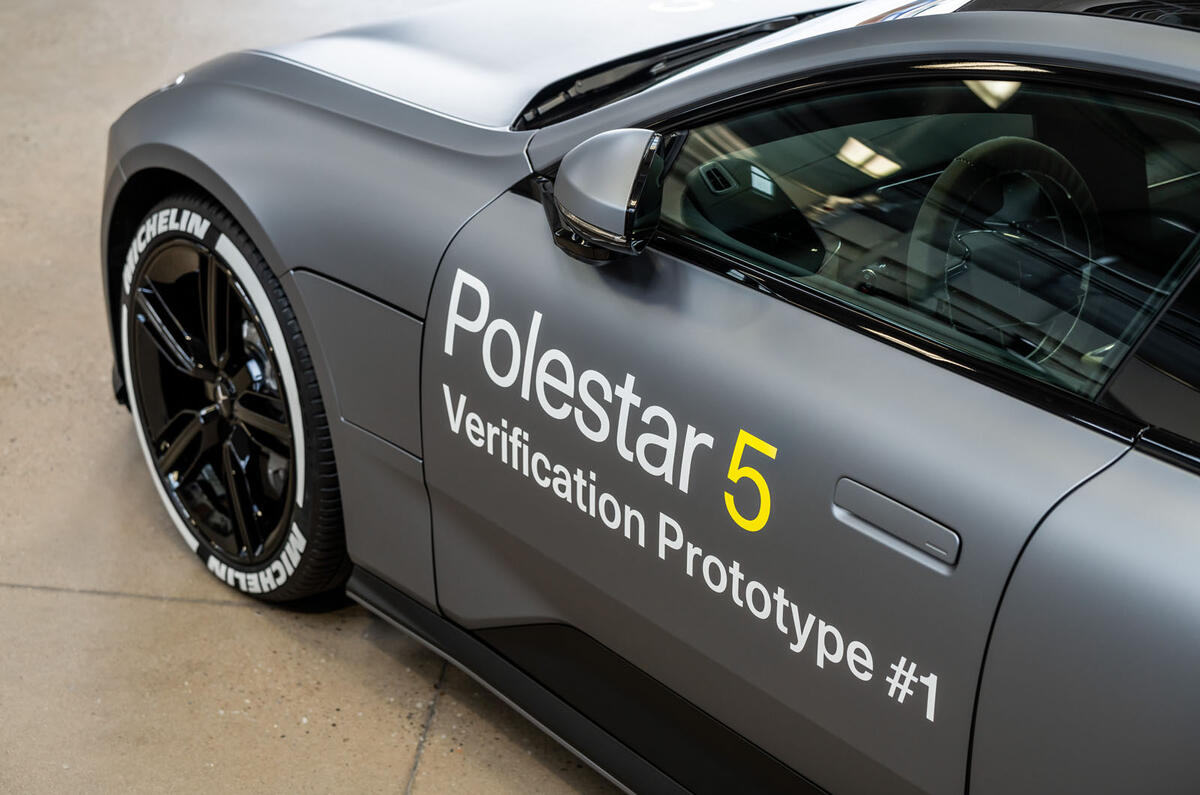 Detalle del cuarto lateral del prototipo Polestar 5 2023