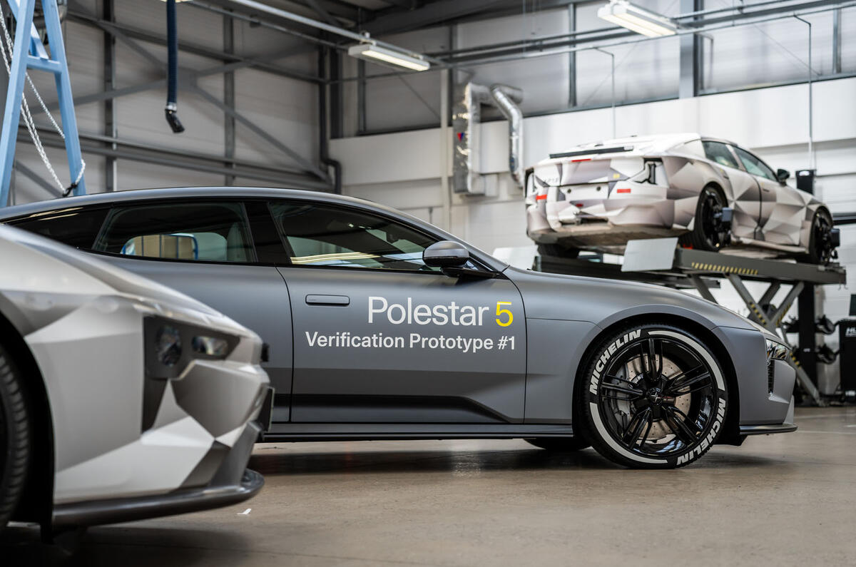 Polestar 5 prototipo 2023 lado ancho estático