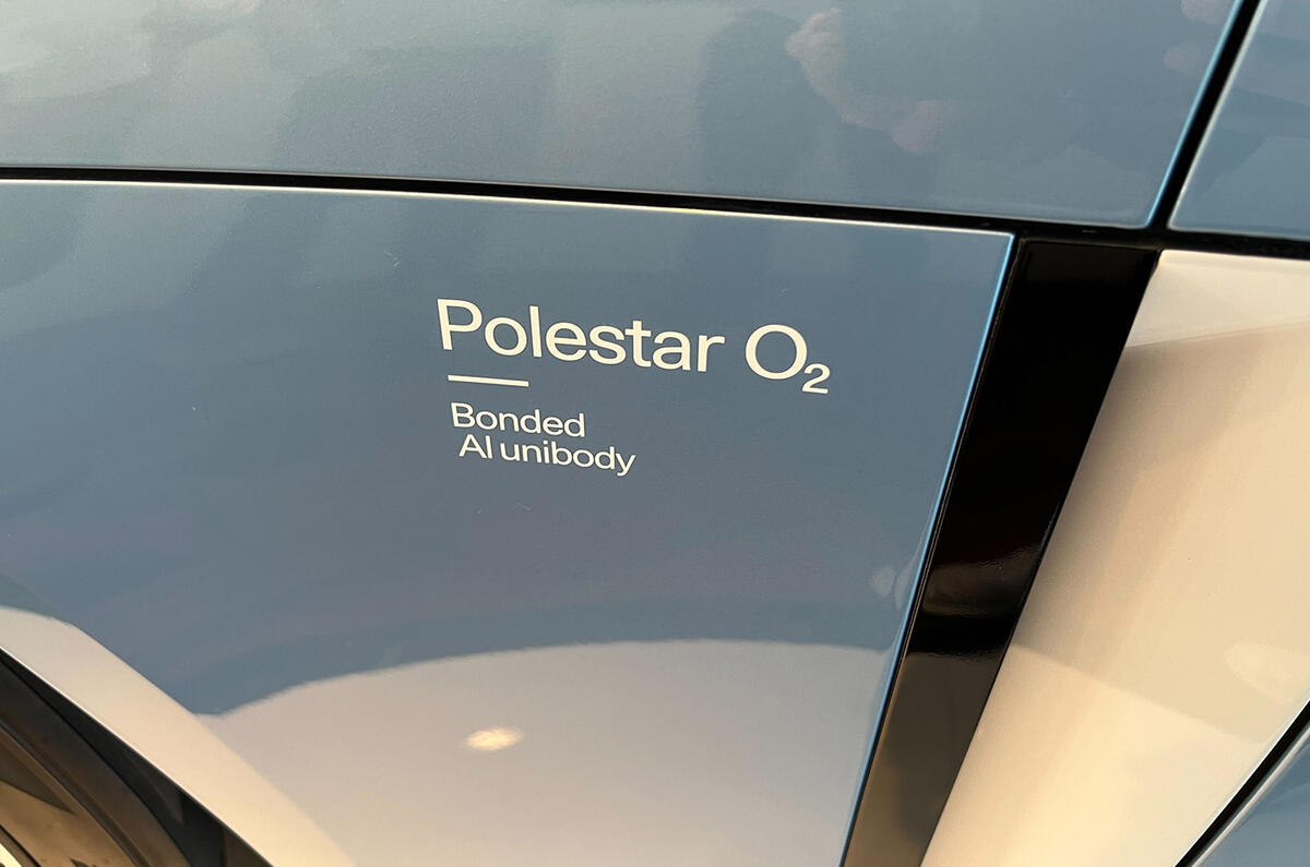 Боковой брендинг Polestar O2