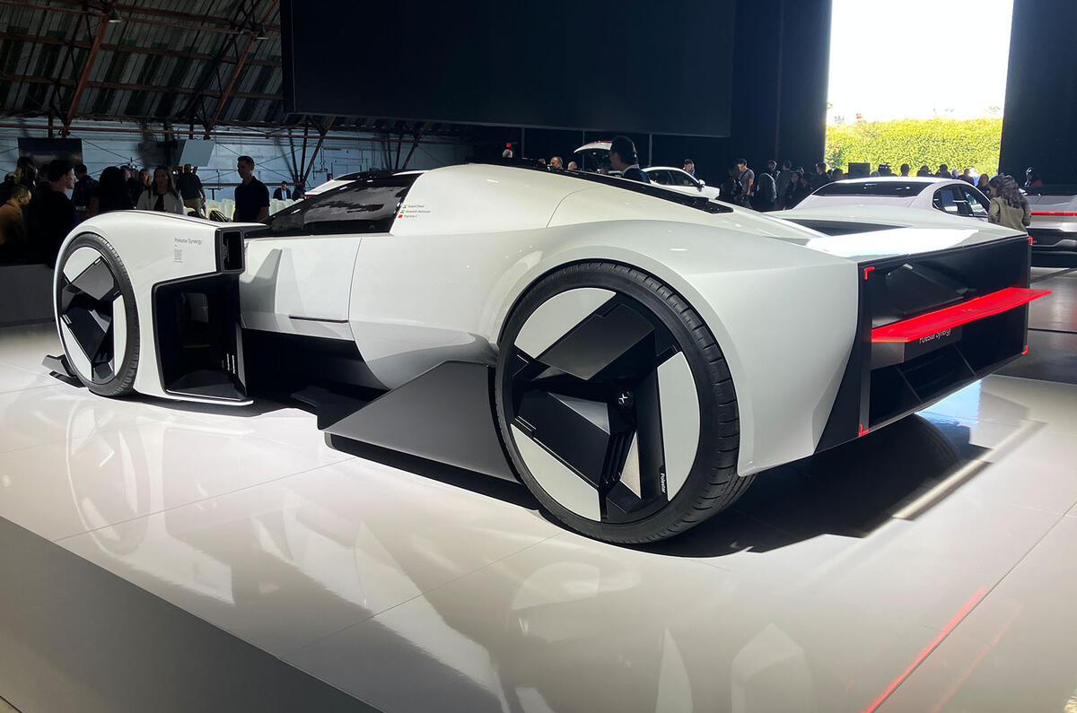 Polestar Synergy сзади на три четверти слева