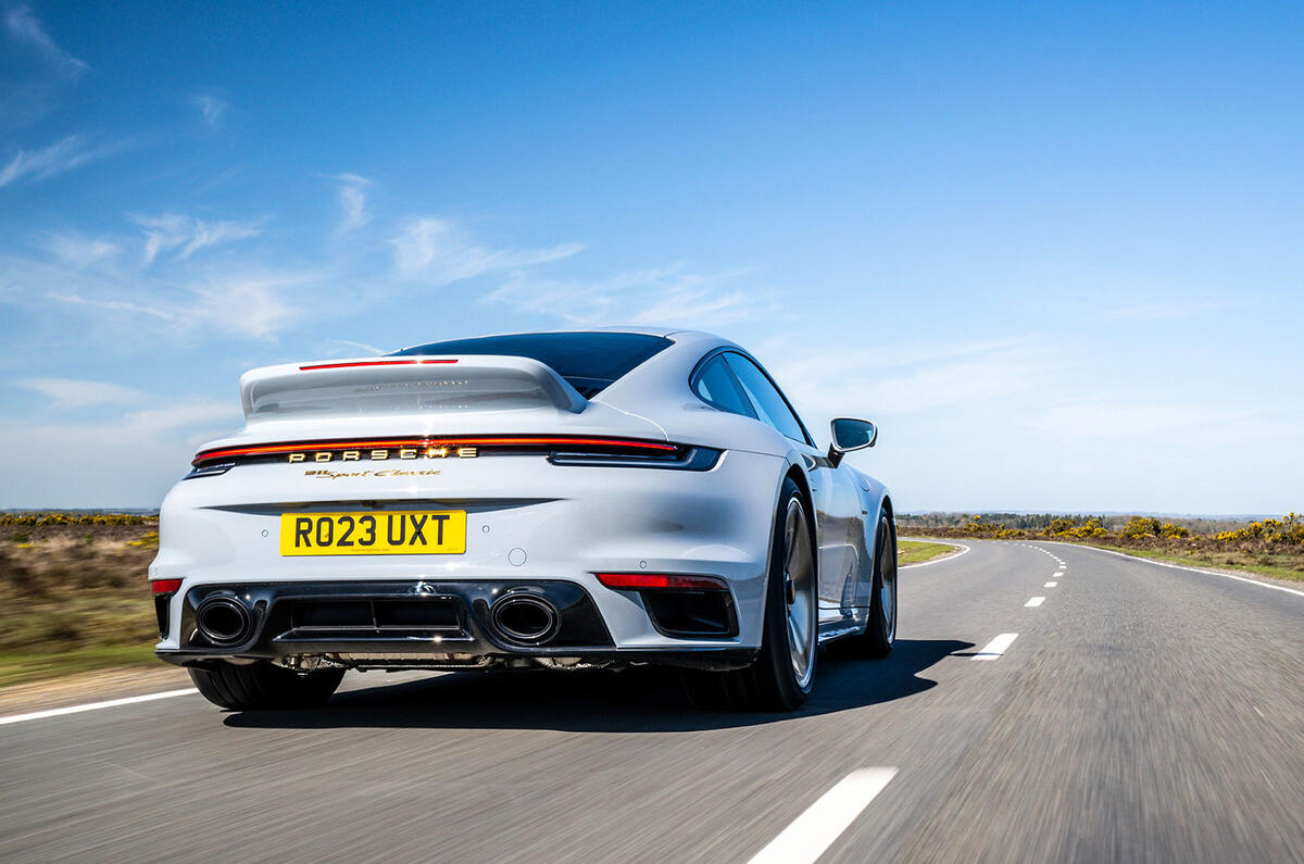 porsche 911 sport classic 2023 06 travelling arrière