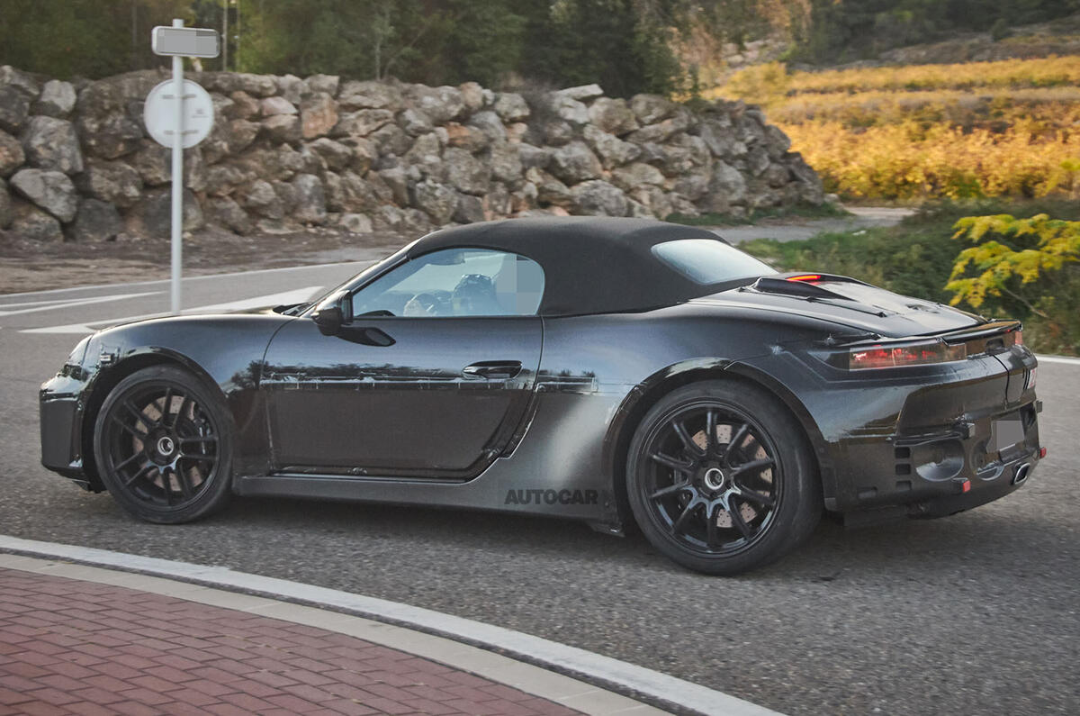 Porsche Boxster EV сзади три четверти