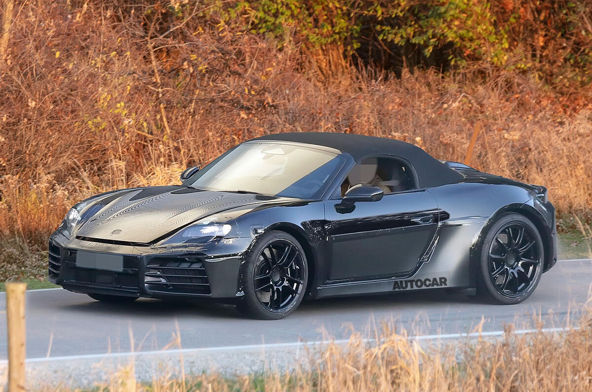 Porsche Boxster EV шпионит за три четверти 2