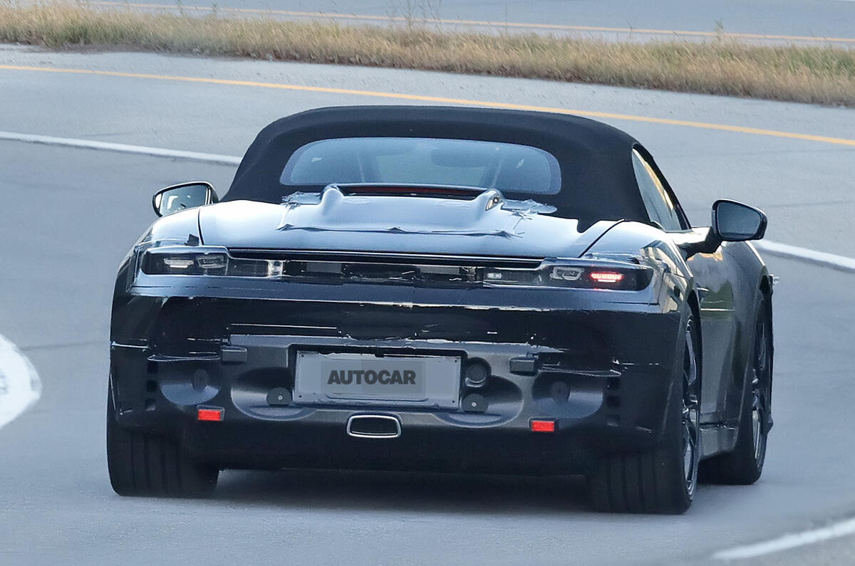 Porsche Boxster EV шпионит сзади 2