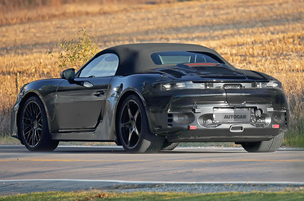 Porsche Boxster EV шпионит за задней частью три четверти 2