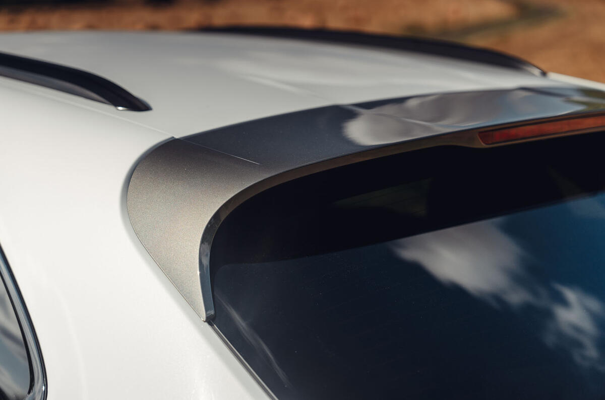 porsche macan t 016 spoiler