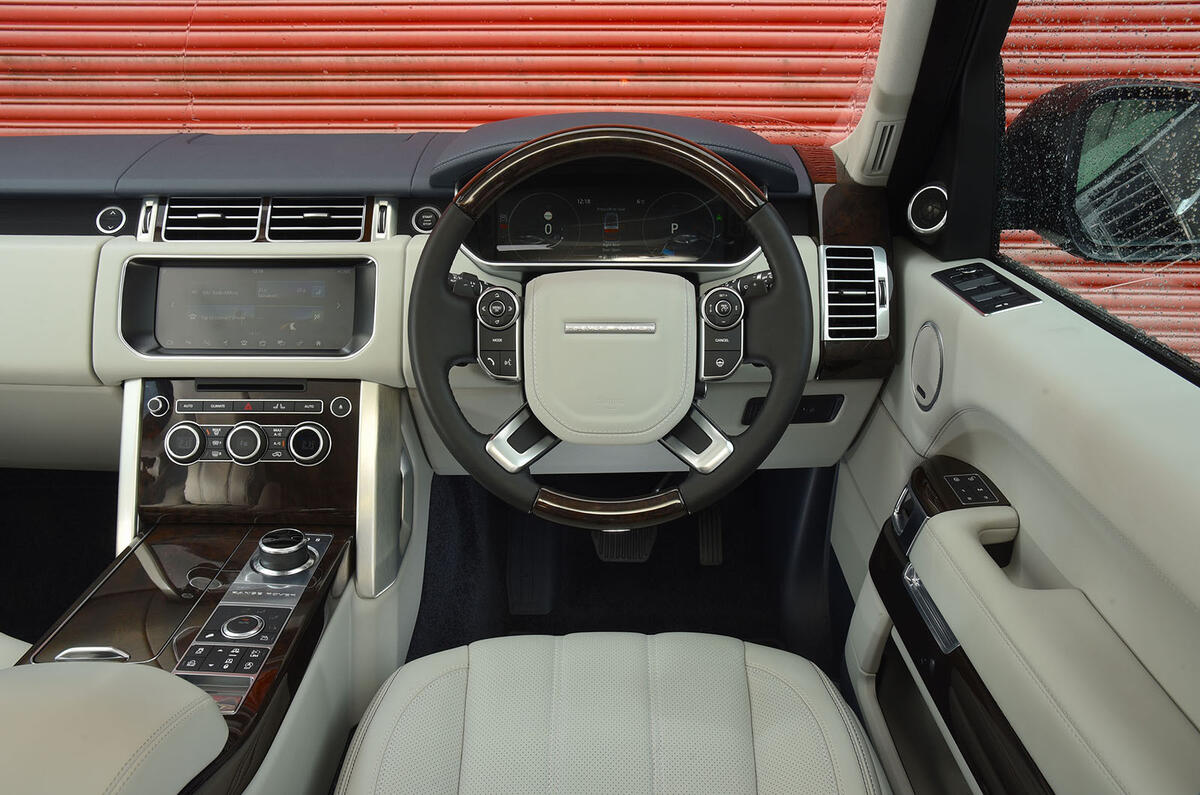 Range Rover 3 0 Tdv6 Vogue Se 2017 Review Autocar Land Rover S Annual Updates To The Range Line Up Continue Bring Fresh Features And For 2017 Gets A Raft Of New Driver Assistance