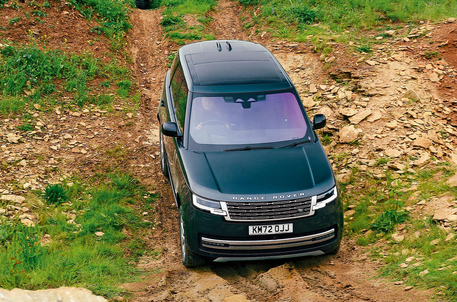 Range Rover перед спуском по склону