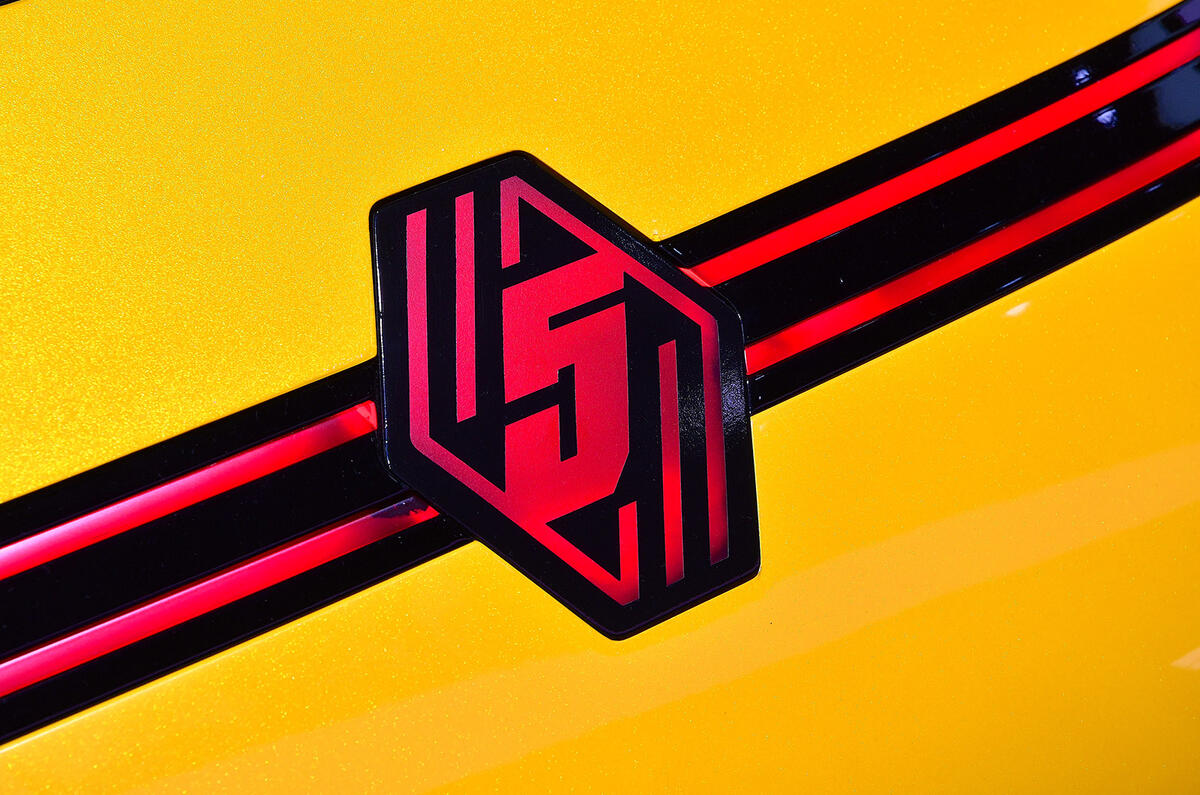 renault 5 concept paris motor show 04 badge
