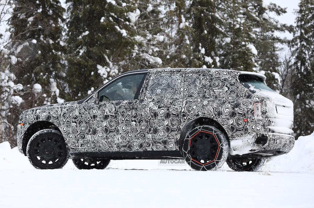 Rolls-Royce Cullinan tests with production bodywork