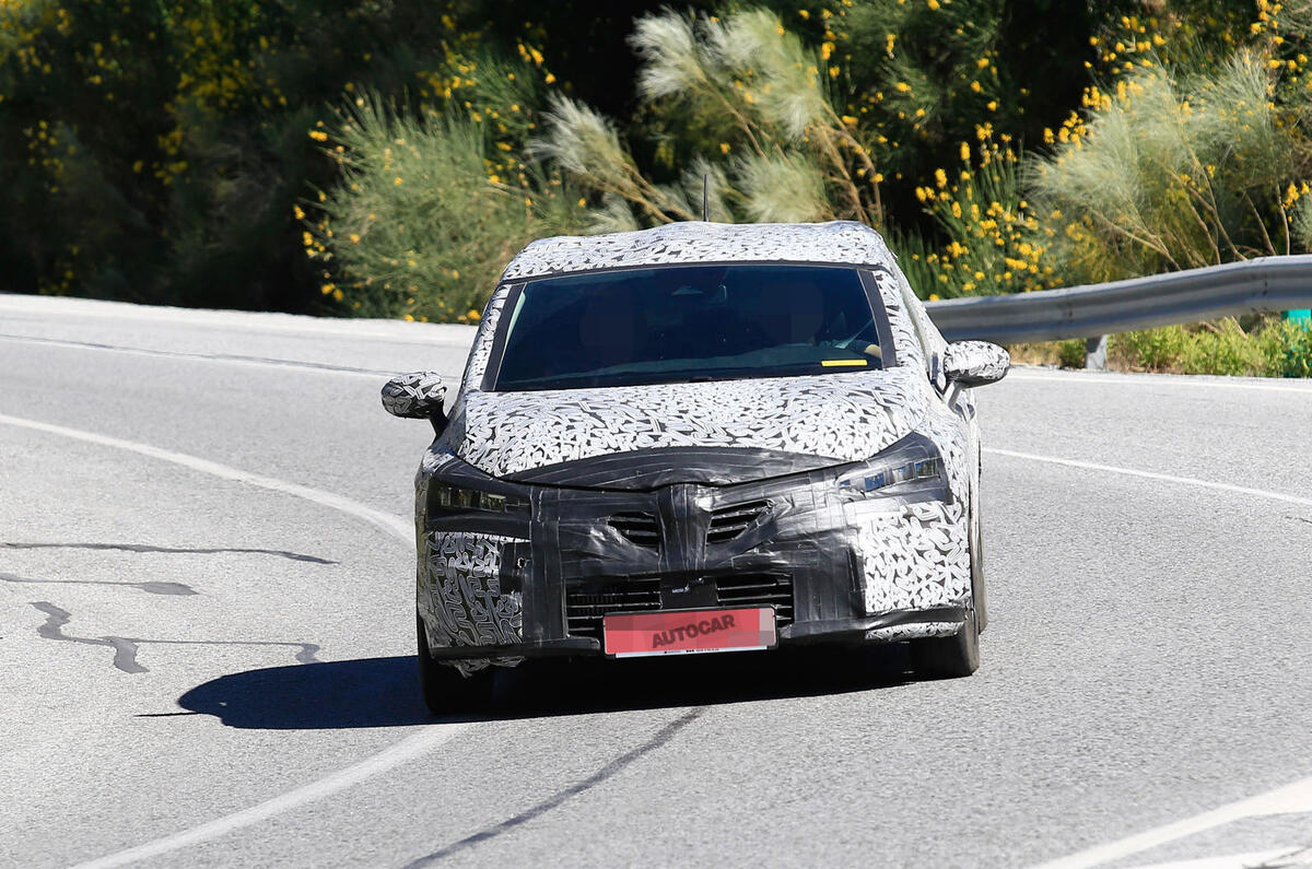 2019 Renault Clio: new pictures of high tech hatchback