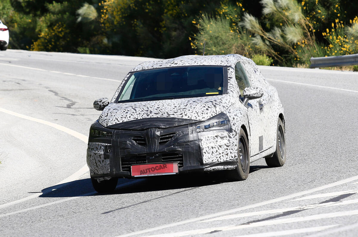 2019 Renault Clio: new pictures of high tech hatchback