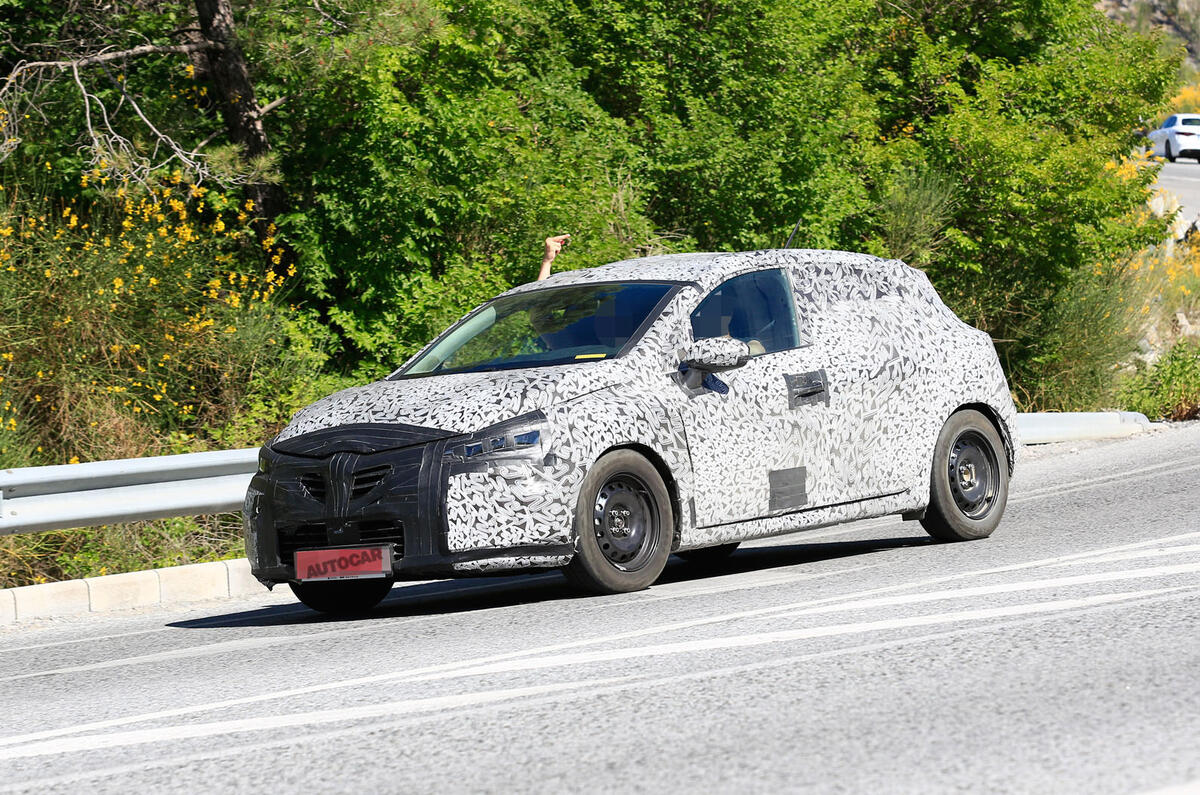 2019 Renault Clio: new pictures of high tech hatchback